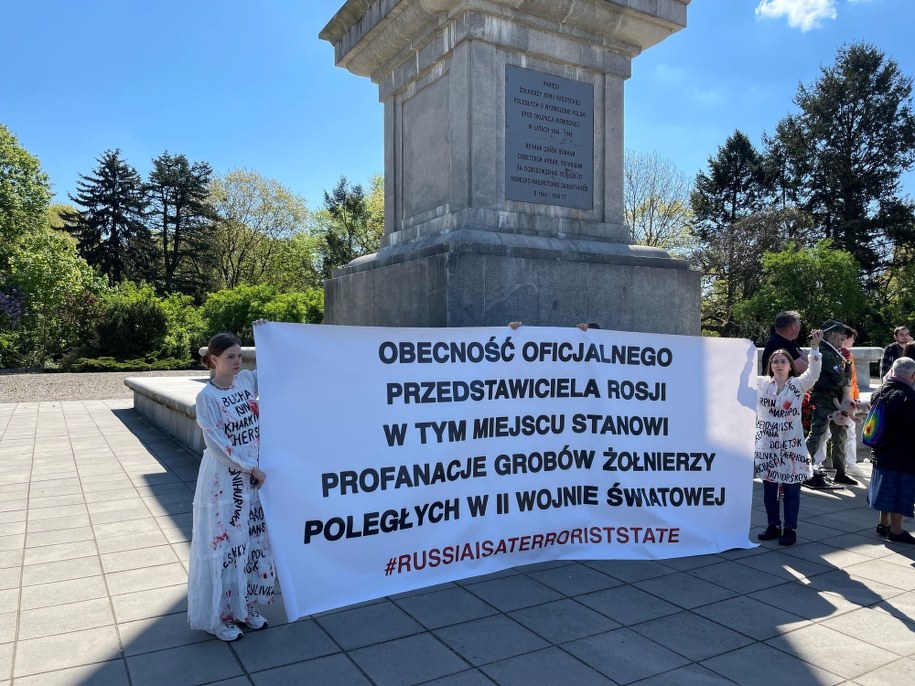 Protest na terenie cmentarza żołnierzy radzieckich /Tomasz Gzell /RMF FM
