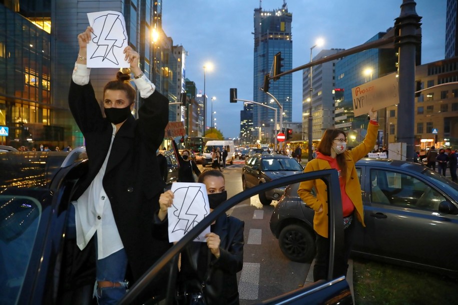 Protest na ulicach Warszawy, przeciwko wyrokowi Trybunału Konstytucyjnego, zaostrzającemu prawo aborcyjne w dniu 26 X 2020 roku /Rafał  Guz /PAP