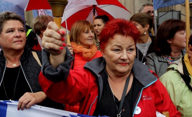 Protest nauczycieli przed MEN. "Podwyżki nie przykryją bałaganu"