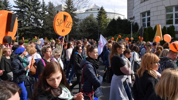 Protest nauczycieli przed Sejmem /Marcin Obara /PAP