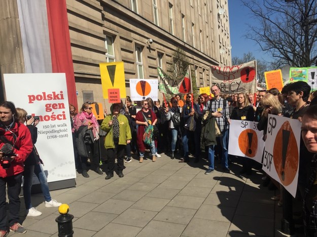 Protest nauczycieli przed siedzibą MEN /Jakub Rutka /RMF FM