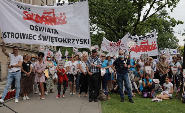 Protest nauczycieli w Warszawie. "Podpisaliście - realizujcie, nauczycieli nie oszukujcie"