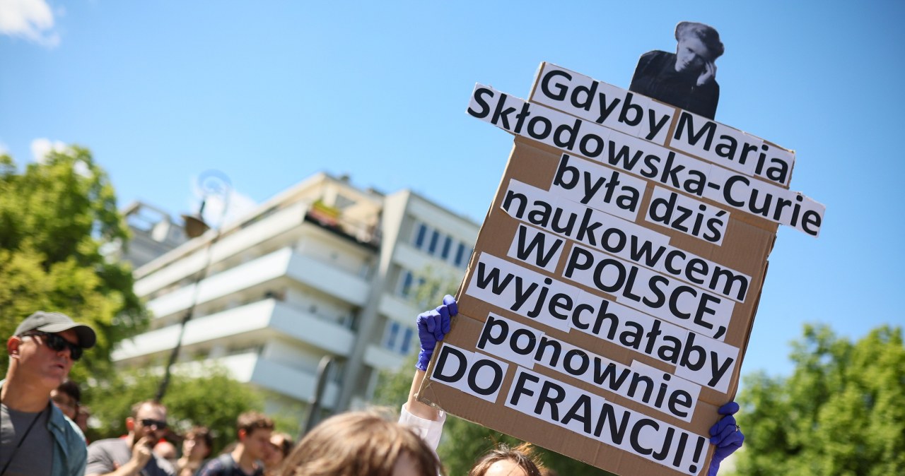 Protest naukowców przed gmachem Sejmu