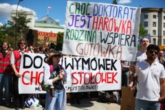 Protest naukowców przed gmachem Sejmu