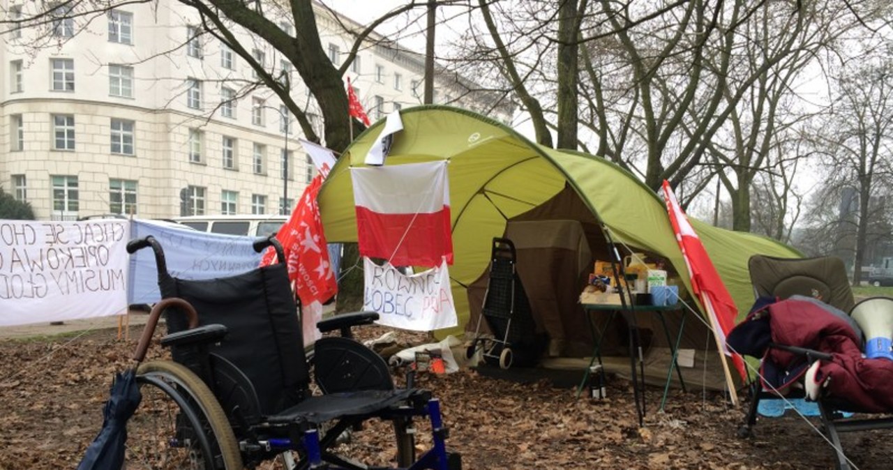 Protest niepełnosprawnych przed Sejmem