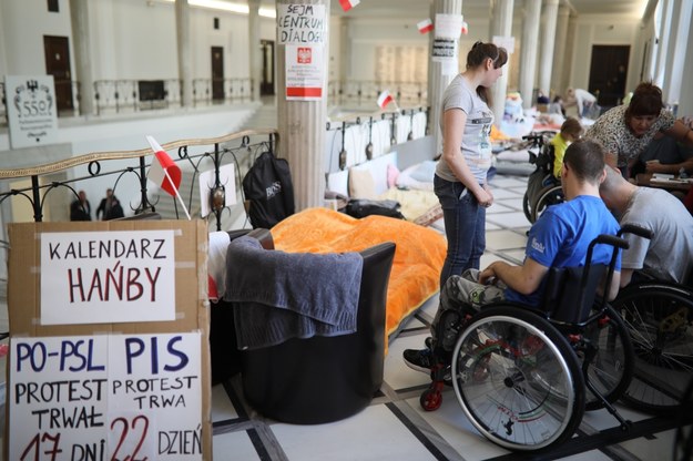 Protest niepełnosprawnych / 	Leszek Szymański    /PAP