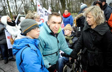 Protest opiekunów niepełnosprawnych przed Kancelarią Premiera