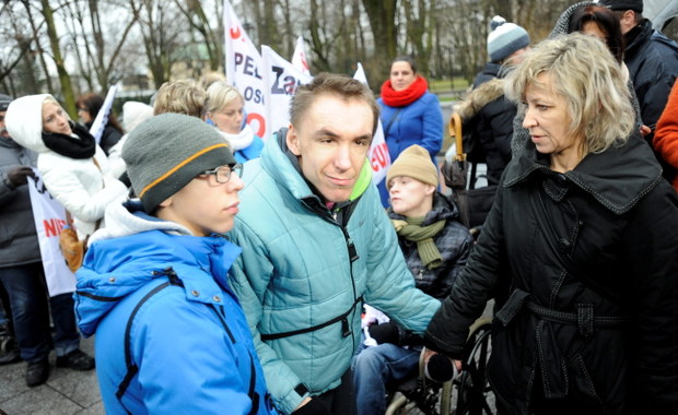 Protest opiekunów niepełnosprawnych przed Kancelarią Premiera