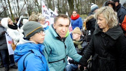Protest opiekunów niepełnosprawnych przed Kancelarią Premiera
