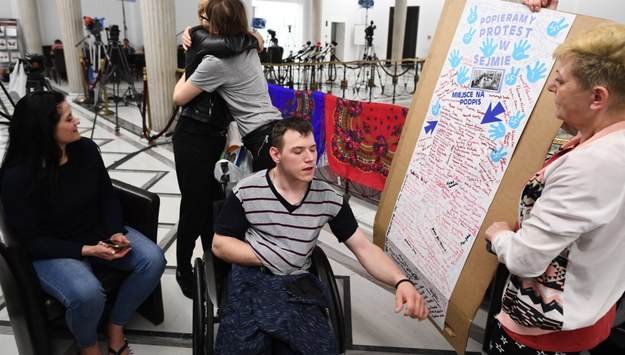 Protest opiekunów osób niepełnosprawnych /Jacek Turczyk /PAP