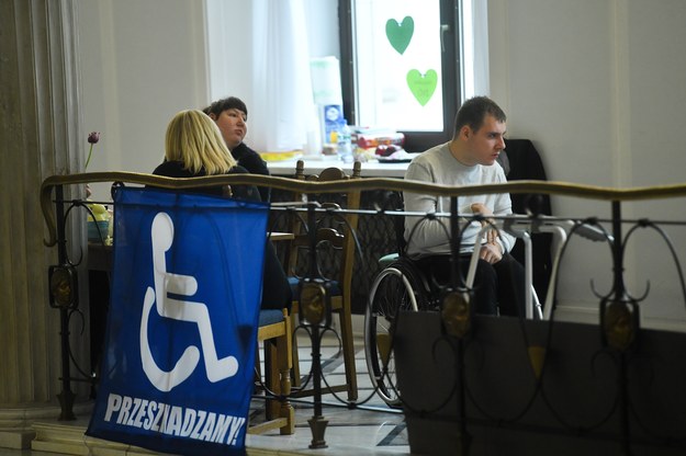 Protest osób niepełnosprawnych i ich opiekunów na korytarzu Sejmu w Warszawie /Piotr Nowak /PAP