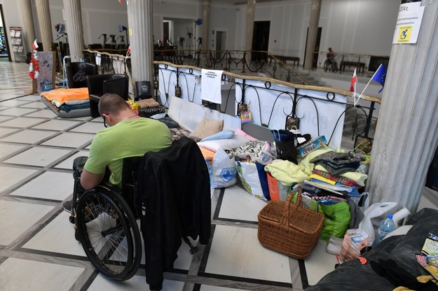 Protest osób niepełnosprawnych i opiekunów w Sejmie trwa już ponad miesiąc /Marcin Obara /PAP