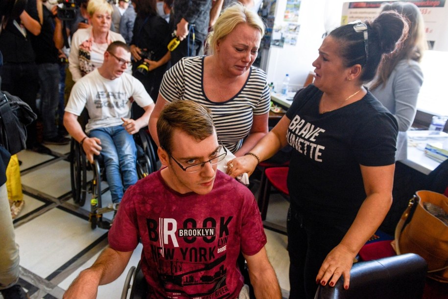 Protest osób niepełnosprawnych i opiekunów w Sejmie / 	Jakub Kamiński    /PAP