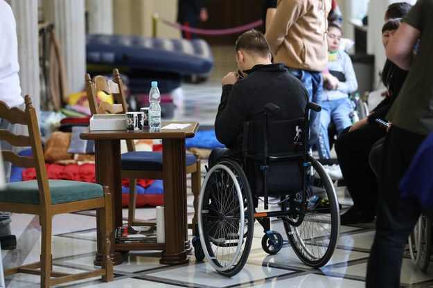 Protest osób niepełnosprawnych oraz ich opiekunów na korytarzu Sejmu w Warszawie / 	Rafał Guz    /PAP