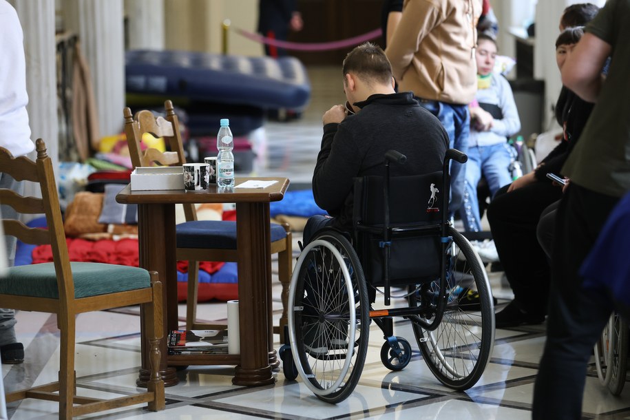 Protest osób niepełnosprawnych oraz ich opiekunów na korytarzu Sejmu w Warszawie / 	Rafał Guz    /PAP