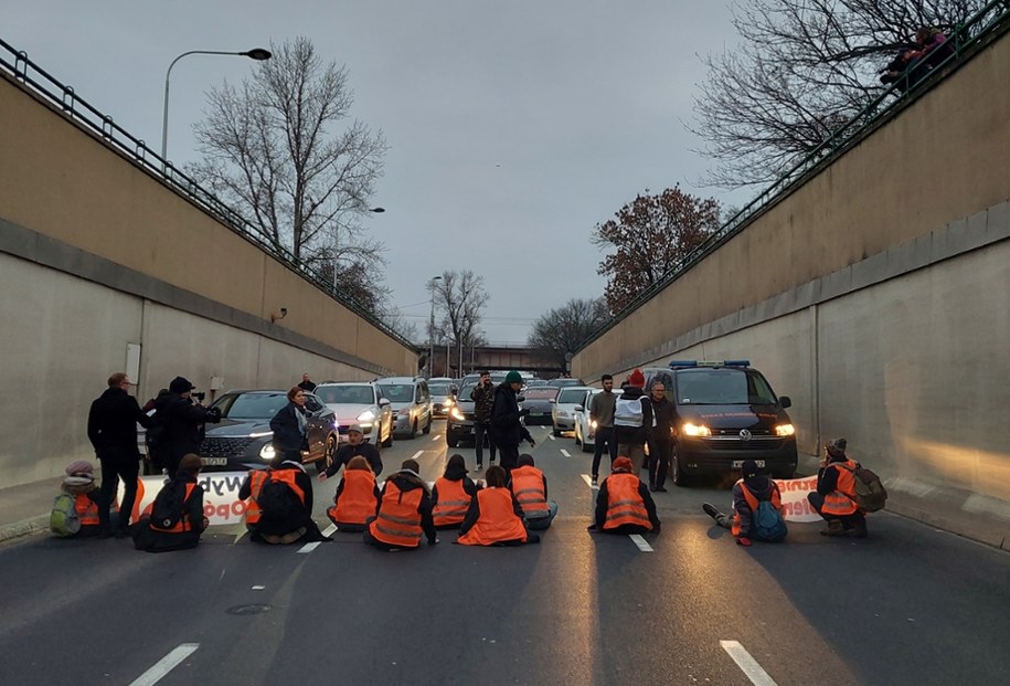 Protest Ostatniego Pokolenia przy wjeździe do tunelu na Wisłostradzie. /Materiały prasowe