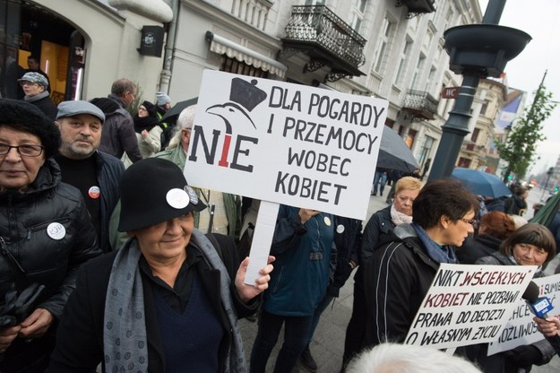 Protest Parasolkowy w obronie praw kobiet w Łodzi /Grzegorz Michałowski /PAP