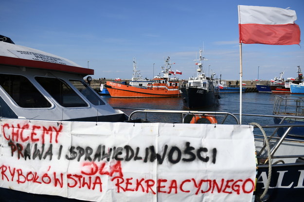 Protest pasywny armatorów jednostek wędkarskich, w porcie we Władysławowie / 	Adam Warżawa    /PAP