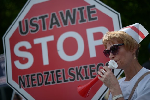 Protest pielęgniarek i położnych przed budynkiem Sejmu w Warszawie / 	Marcin Obara  /PAP