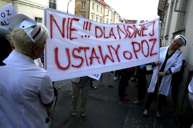 Protest pielęgniarek i położnych przed gmachem Ministerstwa Zdrowia w Warszawie /Tomasz Gzell /PAP