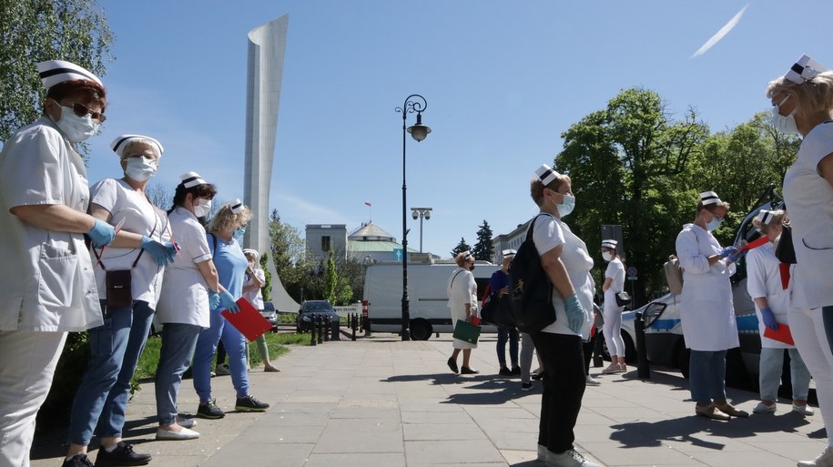 Protest pielęgniarek i położnych przed Sejmem /Piotr Szydłowski /RMF FM