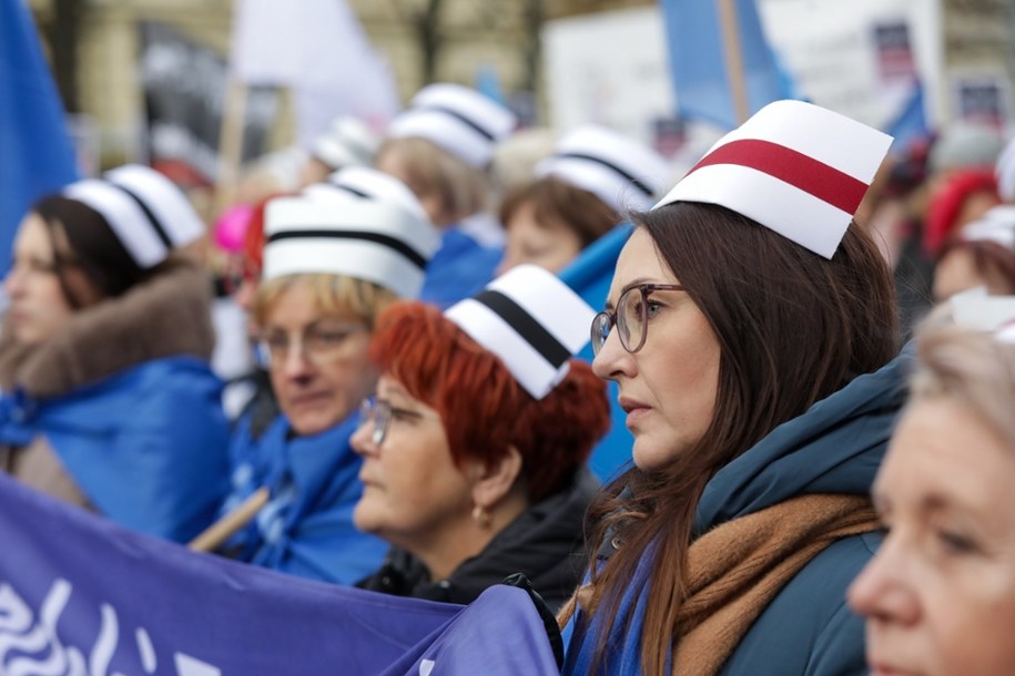 Protest pielęgniarek i położnych przed siedzibą KPRM w Warszawie 19 listopada 2024 roku /Tomasz Gzell /PAP