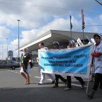 Kilka tysięcy pielęgniarek i położnych manifestuje w Warszawie