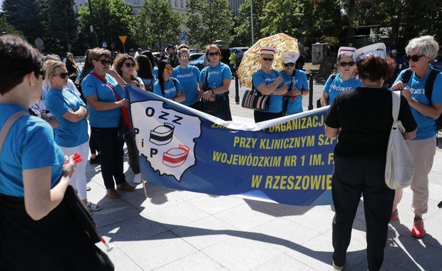 Protest pielęgniarek przed Sejmem. "Patrzymy posłom na ręce"
