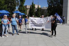 Protest pielęgniarek przed Sejmem