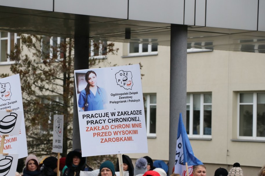Protest pielęgniarek w Tarnowie /Jacek Skóra /RMF FM