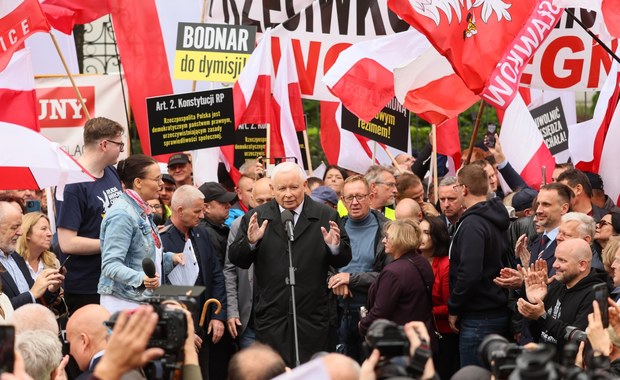 Protest PiS przed Ministerstwem Sprawiedliwości. Kaczyński: Ksiądz Olszewski symbolem