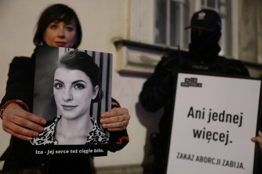 Protest pod hasłem "Ani jednej więcej" przed Trybunałem Konstytucyjnym w Warszawie w listopadzie 2021 r. /	Leszek Szymański   /PAP