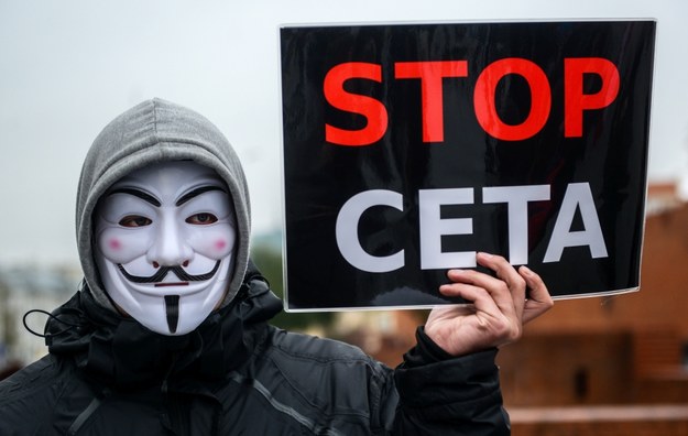 Protest pod hasłem "CETA precz!" zorgnizowany przez Młodzież Wszechpolską na Placu Zamkowym w Warszawie /Jakub Kamiński   /PAP