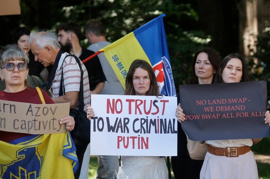 Protest pod hasłem "Nie dla wymiany ziem" przed amerykańską ambasadą w Kijowie /EPA/SERGEY DOLZHENKO /PAP