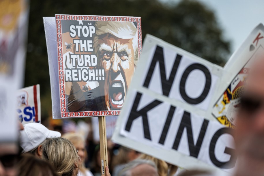 Protest pod hasłem "No Kings" w Chicago /CRISTOBAL HERRERA-ULASHKEVICH /PAP/EPA