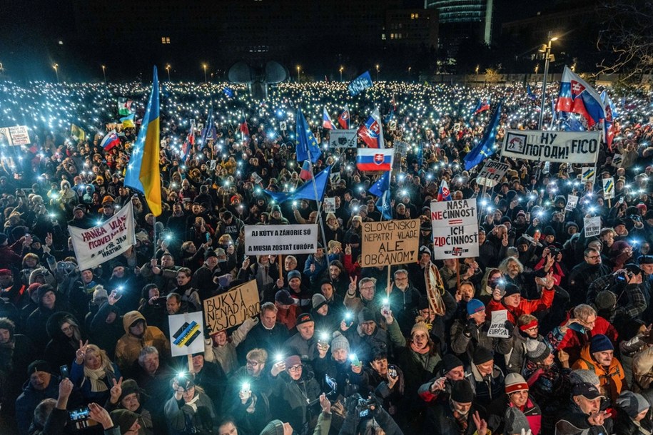 Protest pod hasłem "Słowacja jest Europą — dość Rosji!" /JAKUB GAVLAK /PAP/EPA