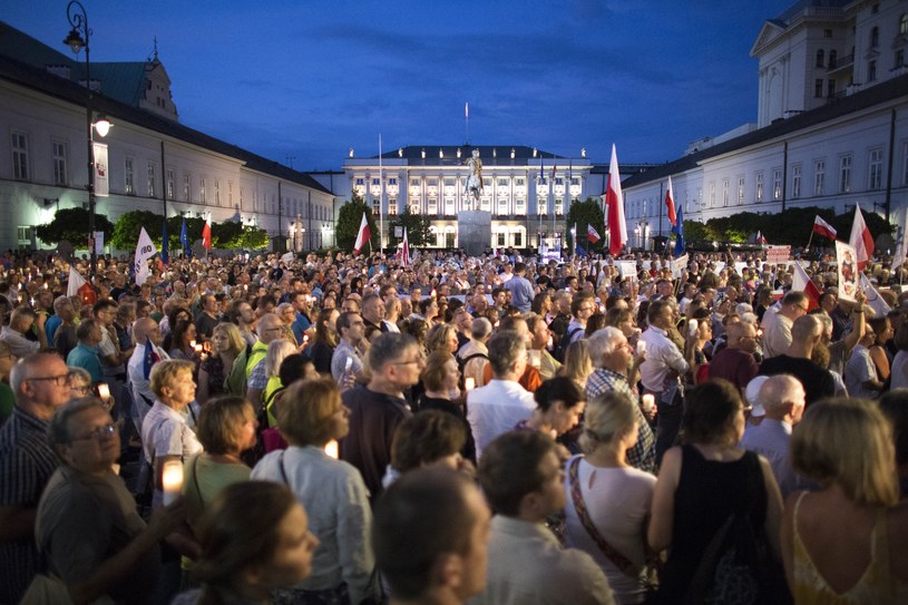 Protest pod Pałacem Prezydenckim przeciwko nowelizacji ustawy o Sądzie najwyższym /Maciej Łuczniewski /Reporter
