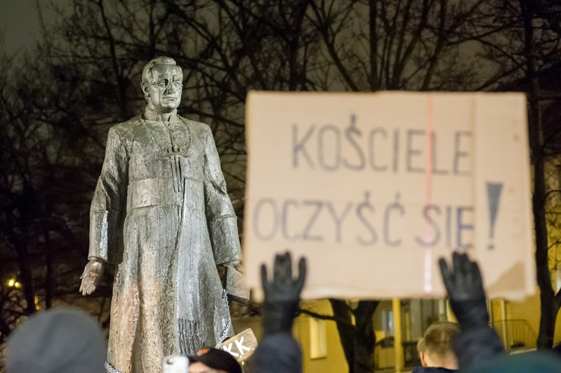 Protest pod pomnikiem ks. Henryka Jankowskiego /Wojciech Stróżyk /Reporter
