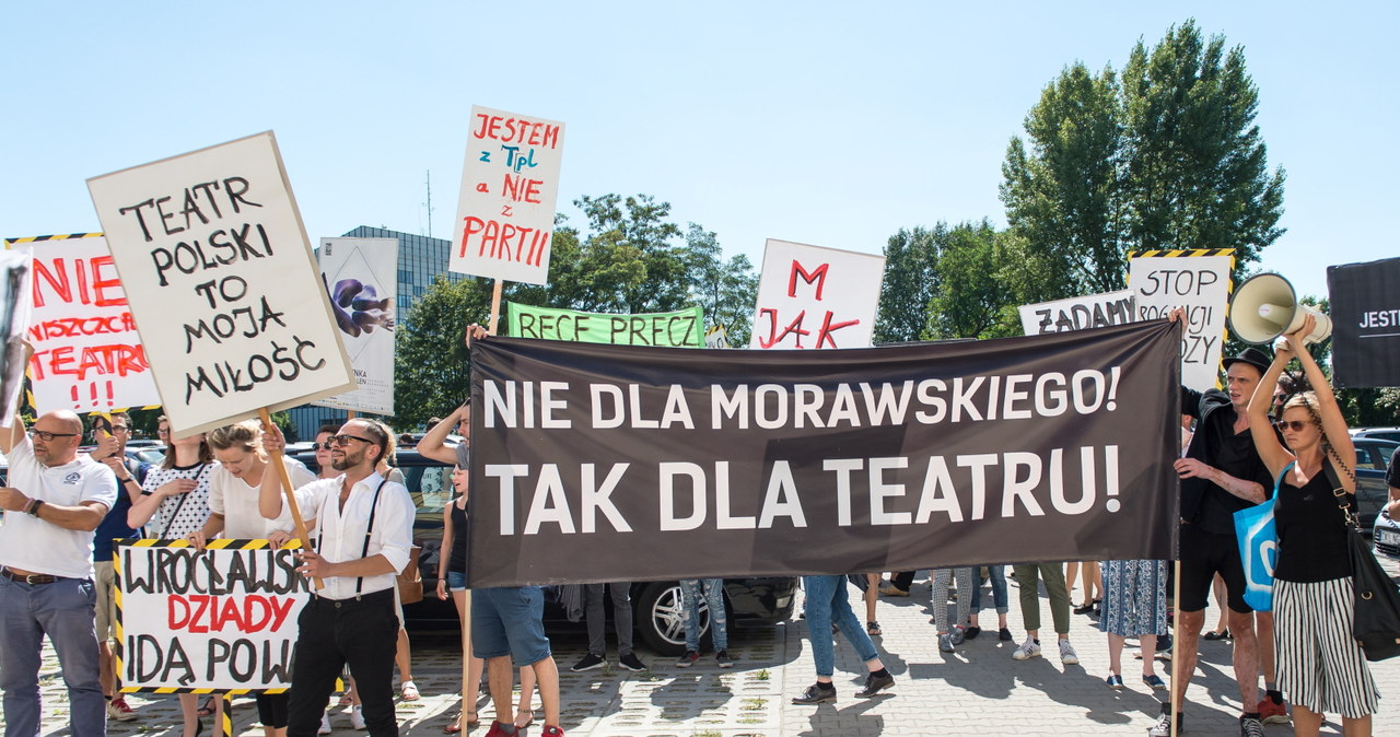 Protest pod Urzędem Marszałkowskim we Wrocławiu /Maciej Kulczyński /PAP