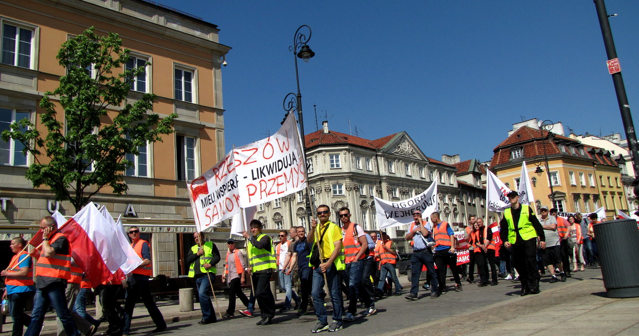 Protest pracowników firm śmieciarskich