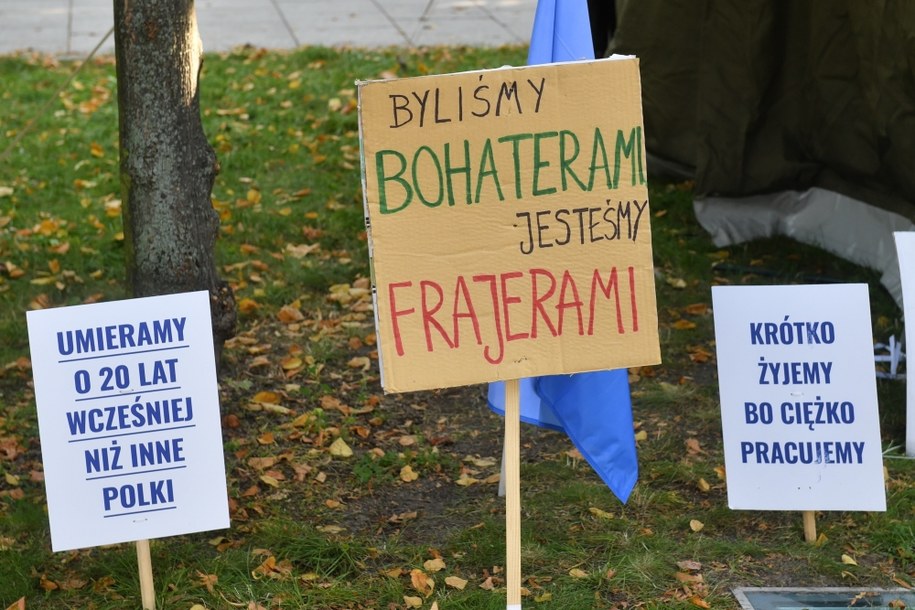 Protest pracowników ochrony zdrowia w białym miasteczku przed siedzibą kancelarii premiera w Warszawie /Radek Pietruszka /PAP