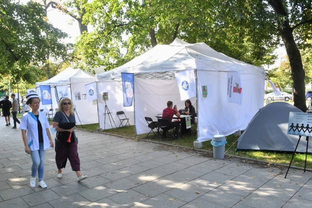 Protest pracowników ochrony zdrowia w tzw. "białym miasteczku" przed siedzibą Kancelarii Prezesa Rady Ministrów w Warszawie /Radek Pietruszka /PAP