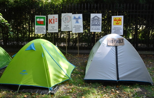 Protest pracowników ochrony zdrowia w tzw. białym miasteczku /Radek Pietruszka /PAP