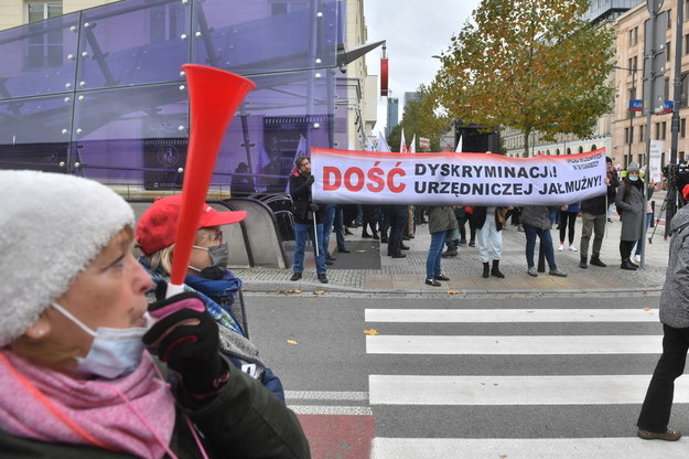 Protest pracowników sfery budżetowej przeciwko planowanemu zamrożeniu ich płac w przyszłym roku. /Radek Pietruszka /PAP