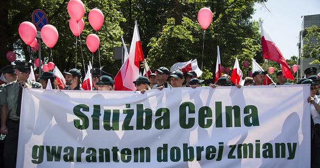 Protest pracowników Służby Celnej przed Sejmem 8.6.2016 r. Fot. Andrzej Hulimka /Reporter