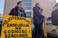 Protest pracowników szpitali przed Ministerstwem Zdrowia. Nie zgadzają się na zamrożenie podwyżek