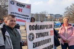 Protest pracowników szpitali przed Ministerstwem Zdrowia. Nie zgadzają się na zamrożenie podwyżek