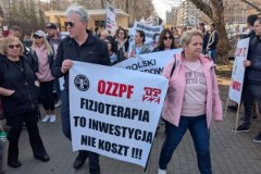 Protest pracowników szpitali przed Ministerstwem Zdrowia. Nie zgadzają się na zamrożenie podwyżek