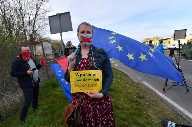 Protest pracowników transgranicznych i lokalnej społeczności na przejściu granicznym w Rosówku / 	Marcin Bielecki    /PAP