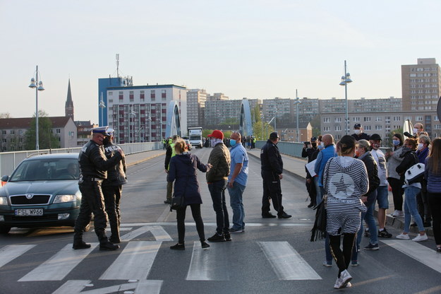 Protest pracowników transgranicznych i lokalnej społeczności na przejściu granicznym w Słubicach / 	Lech Muszyński    /PAP